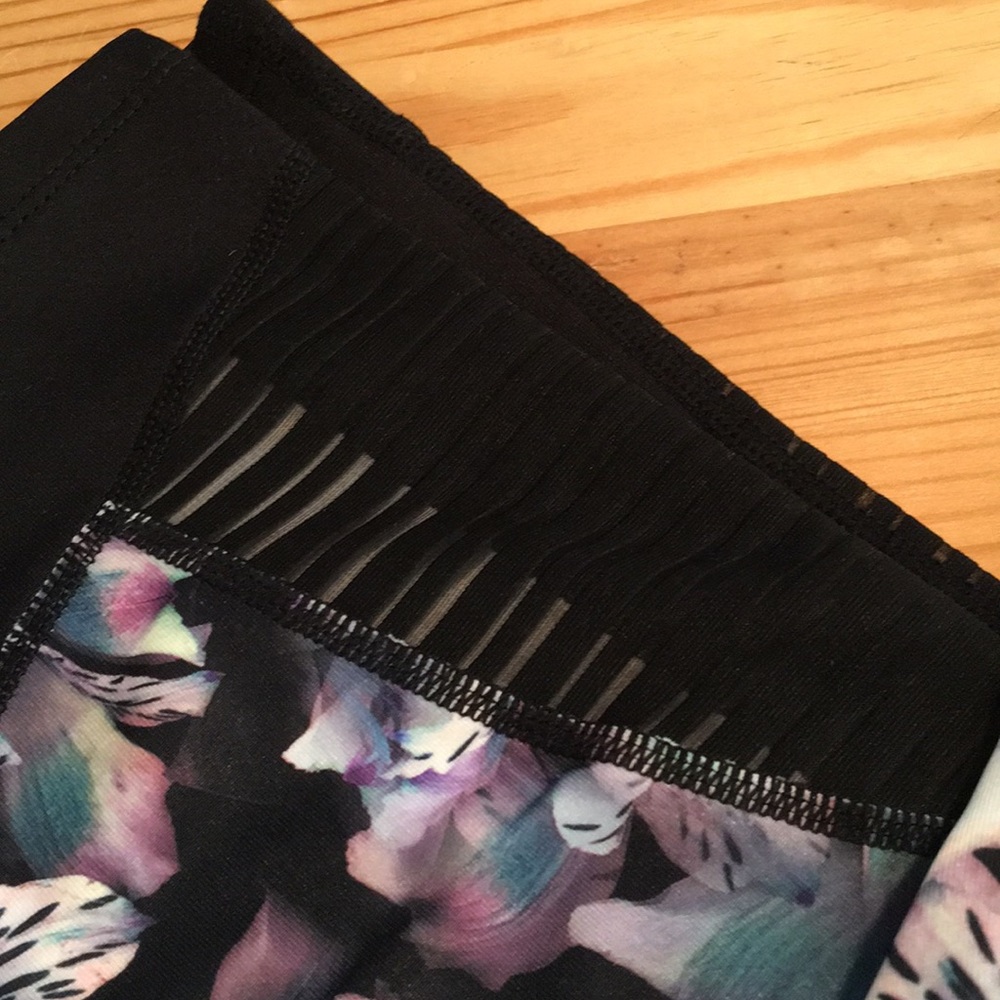 Jessica Simpson Plus Size Wild Flora Capri Legging - Picture 7 of 10